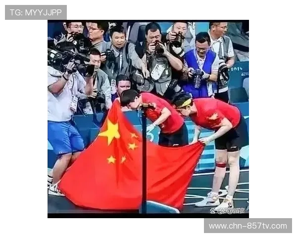 澳网现场：小球迷高举国旗助威，跨国体育友谊成焦点