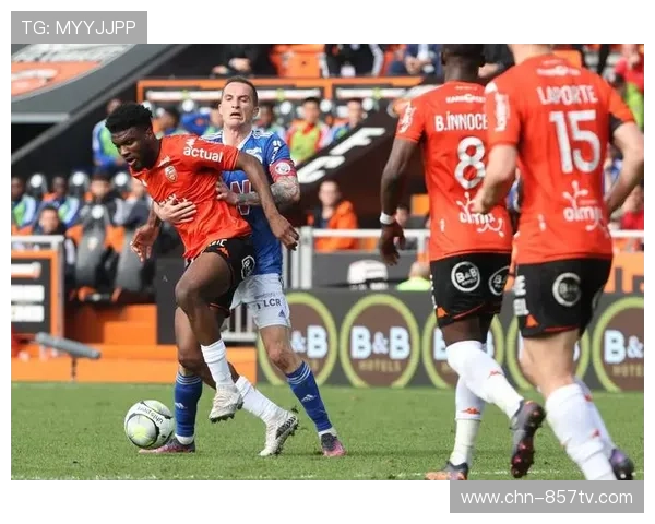 洛里昂主场气氛热烈,球迷助威成球队后盾 洛里昂主场气氛热烈,球迷助威成球队后盾